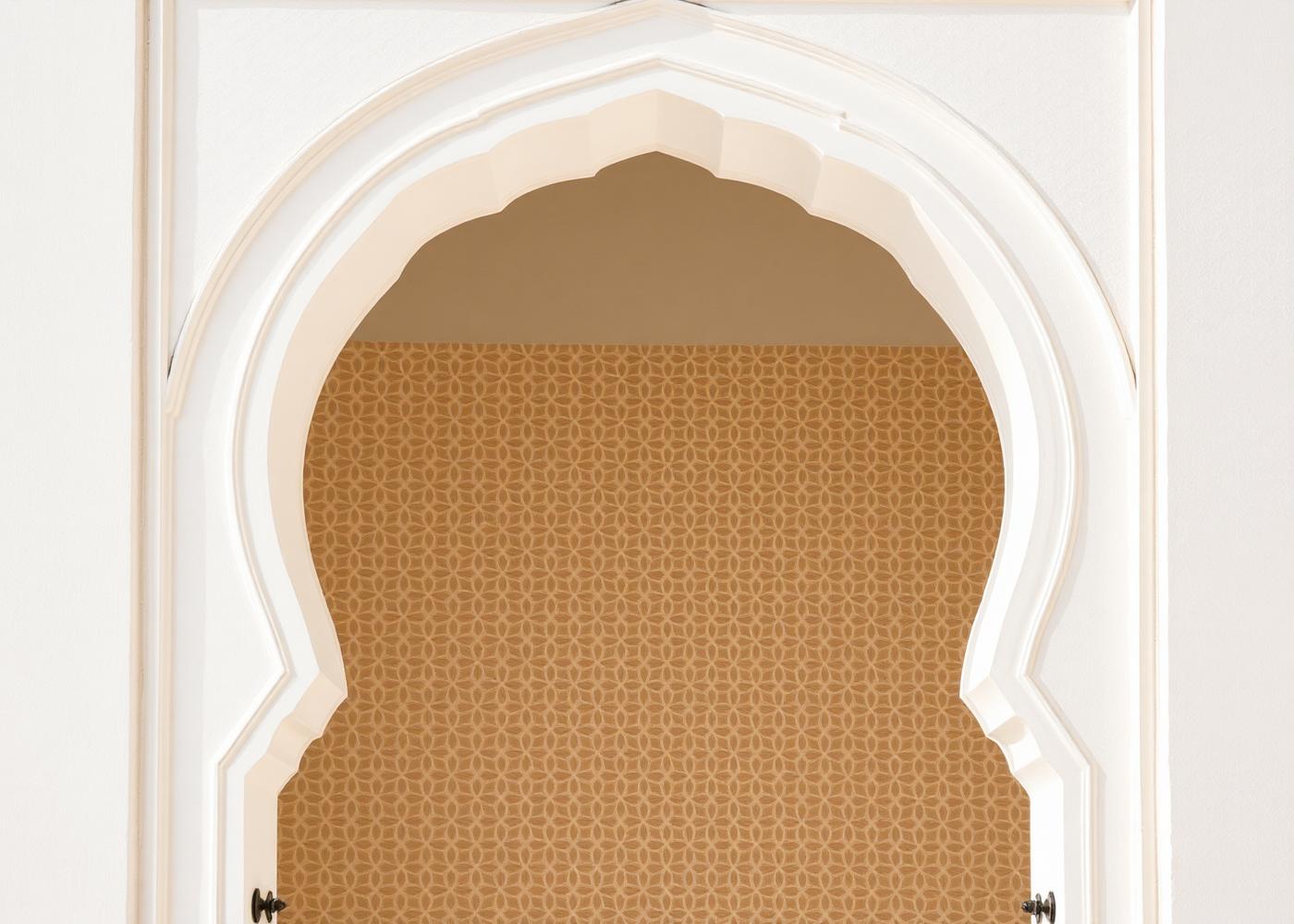 Architecture marocaine, arche sculptée et motif zellige